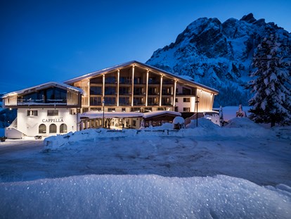 Hotels an der Piste - Skiraum: versperrbar - Skiregion Alta Badia - Neue Hotelfassade - Hotel Cappella