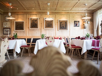 Hotels an der Piste - Dolomiten - Luis Trenker Stube - in Tirolerstil angefertigte Speisestube für spezielle Abende - Hotel Cappella