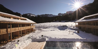 Hotels an der Piste - Skikurs direkt beim Hotel: für Erwachsene - Italien - Schwimmbad, gewärmt auf 33°C. 
 - Dolomites Living Hotel Tirler