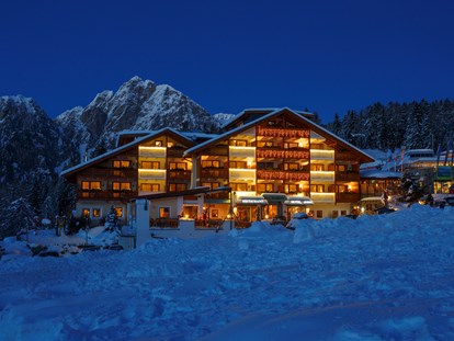 Hotels an der Piste - Hotel-Schwerpunkt: Skifahren & Wellness - Trentino-Südtirol - Falzeben bei Nacht - Wohlfühlhotel Falzeben