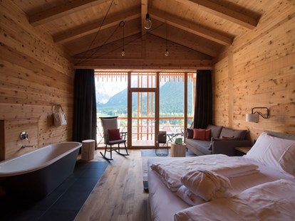 Hotels an der Piste - Pools: Sportbecken - Trentino-Südtirol - Zirbenchalet romantisch Top - Berghotel Sexten Dolomiten