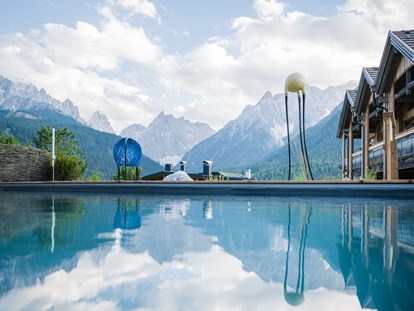 Hotels an der Piste - Pools: Außenpool beheizt - Skigebiet 3 Zinnen Dolomites - Naturbadeteich - Berghotel Sexten Dolomiten