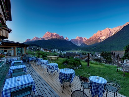 Hotels an der Piste - Sonnenterrasse - Berghotel's Terasse am Morgen - Berghotel Sexten Dolomiten