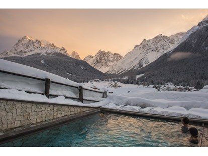 Hotels an der Piste - Pools: Außenpool beheizt - Skigebiet 3 Zinnen Dolomites - Außenpool im Winter - Berghotel Sexten Dolomiten