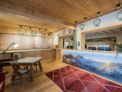 Hotels an der Piste - geführte Skitouren - Dolomiten - Rezeption - Berghotel Sexten Dolomiten