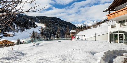 Hotels an der Piste - Pools: Innenpool - Trentino-Südtirol - Terrasse im Winter - Hotel Seeber