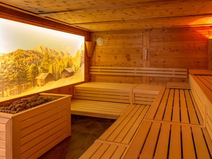 Hotels an der Piste - Skiservice: Skireparatur - Kolfuschg in Corvara - Finnische Zirbensauna (90° C) bzw. Kräutersauna (55°C)
16 m² große Sauna bestehend aus Natursteinplatten und naturbelassenem heimischem Zirbenholz.

Finnish Pinewood Sauna (90° C) & Herbal-Sauna (55°C)
The 16 m² sauna is made of local pinewood and natural stone slabs.

Sauna in Cirmolo (90 °C) e Sauna alle Erbe (55°C)
La sauna finlandese di 16 m² é fatta di legno di cirmolo locale e lastre di pietra naturale. - Hotel Jägerheim***s