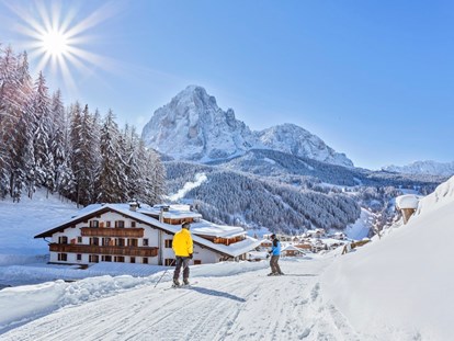 Hotels an der Piste - Wellnessbereich - Trentino-Südtirol - Auf den Skiern fast bis ins Zimmer
Das Hotel Jägerheim in Wolkenstein in Gröden liegt direkt an der Skipiste, 50 m von der Umlaufbahn Col Raiser, der Skibus-Haltestelle und der unterirdischen Standseilbahn Val Gardena Ronda Express entfernt, die Sie direkt mit der Sellaronda verbindet. Im Winter können Sie somit am Morgen, nach einem köstlichen und reichhaltigen Frühstück, sofort in Ihre Skischuhe springen und losbrettern. Besser geht es nicht!

On your skis straight onto the hotel terrace
The Hotel Jägerheim in Selva Val Gardena is located right on the slopes, 50 m from the Col Raiser gondola, from the skibus stop and from the underground funicular railway Val Gardena Ronda Express, which connects you directly to the Sellaronda.

Con gli sci fino all'ingresso dell'albergo
Durante l'inverno, l'Hotel Jägerheim di Selva di Val Gardena è situato direttamente sulle piste da sci, a 50 m dalla cabinovia del Col Raiser, dalla fermata dello skibus e dalla funicolare sotterranea Val Gardena Ronda Express, collegamento diretto con la Sellaronda.

 - Hotel Jägerheim***s
