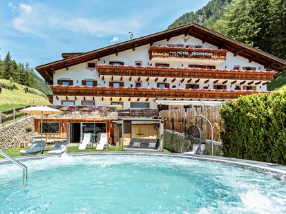 Hotels an der Piste - Skiservice: Skireparatur - Kolfuschg in Corvara - Pool - Hotel Jägerheim***s