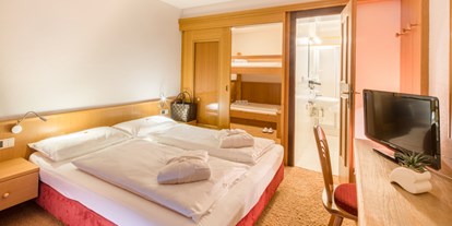 Hotels an der Piste - Skiraum: versperrbar - Moos/Pass - Vierbettzimmer mit Balkon - Piccolo Hotel Gurschler