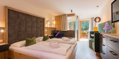 Hotels an der Piste - Hotel-Schwerpunkt: Skifahren & Kulinarik - Trentino-Südtirol - Familienzimmer Akelei - Familienhotel Huber