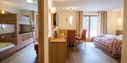 Hotels an der Piste - Skiraum: Skispinde - Brenner - Familienzimmer Erika - Familienhotel Huber