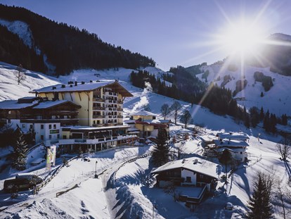 Hotels an der Piste - Wellnessbereich - Kirchberg in Tirol - Außenansicht Winter - Familienresort Ellmauhof - das echte All Inclusive ****S