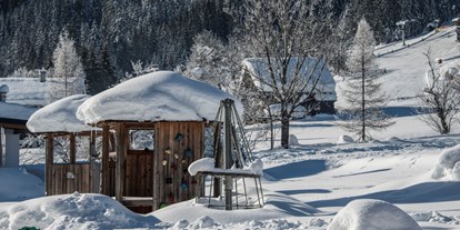 Hotels an der Piste - Ski-In Ski-Out - Abtenau - verschneiter Gartenbereich im Hotel Sommerhof - Familienhotel Sommerhof