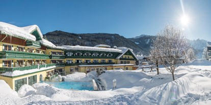 Hotels an der Piste - Ski-In Ski-Out - Gosau - Winter in Gosau - Hotel Sommerhof mit beheiztem Außenpool und Whirlpool - Familienhotel Sommerhof