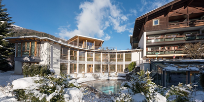 Hotels an der Piste - Pools: Außenpool beheizt - Ortners Eschenhof im Winter - Ortners Eschenhof - Alpine Slowness
