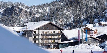 Hotels an der Piste - Kinderbetreuung - Mitten im Zentrum von Malbun mit herrlicher Sonnenterrasse uns Schneebar direkt an der Piste - Gorfion Familotel Liechtenstein