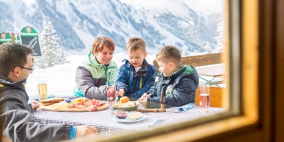 Hotels an der Piste - Verpflegung: alkoholfreie Getränke ganztags inklusive - Österreich - Apres-Ski auf der Skihütte - Familotel Kaiserhof****