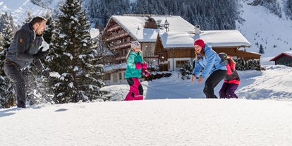 Hotels an der Piste - Skiservice: Skireparatur - Tirol - Schneeballschlacht - Familotel Kaiserhof****