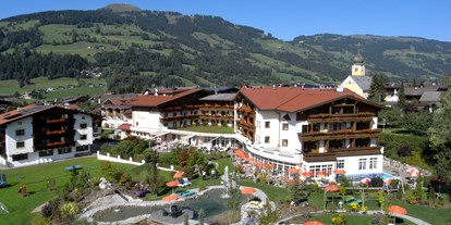 Hotels an der Piste - Ladestation Elektroauto - Bramberg am Wildkogel - Außenansicht Sommer - Landhotel Schermer