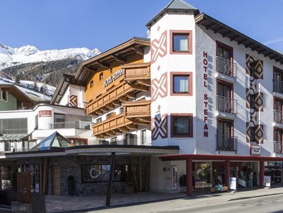 Hotels an der Piste - Hotel-Schwerpunkt: Skifahren & Party - Moos/Pass - Aussenansicht Winter - stefan Hotel