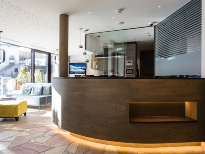 Hotels an der Piste - Hotel-Schwerpunkt: Skifahren & Party - Moos/Pass - Rezeption mit Lobby - stefan Hotel