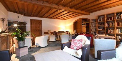 Hotels an der Piste - barrierefrei - Graubünden - Lounge mit Kamin - Hotel Ucliva
