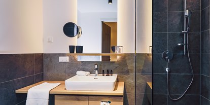 Hotels an der Piste - Wellnessbereich - Waidring (Waidring) - Badezimmer | Bathroom - Stockinggut by AvenidA | Hotel & Residences