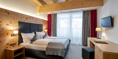 Hotels an der Piste - Ski-In Ski-Out - Skicircus Saalbach Hinterglemm Leogang Fieberbrunn - Zimmeransicht - Ski & Bike Hotel Wiesenegg