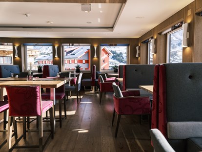 Hotels an der Piste - Sonnenterrasse - Frühstücksraum mit Panoramablick für einen tollen Start in den Morgen! - Hotel Kristall Obertauern