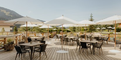 Hotels an der Piste - Parkplatz: kostenlos beim Hotel - Tirol - Sonnenbaden auf der Deli's Seeterrasse - Kaiserlodge