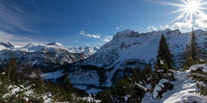 Hotels an der Piste - Skiraum: versperrbar - Ski Arlberg - Ausblick - Pension Alwin