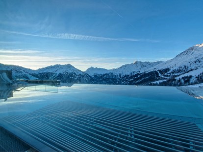 Hotels an der Piste - Pools: Infinity Pool - Infinity Outdoor-Pool - Hotel Schöne Aussicht