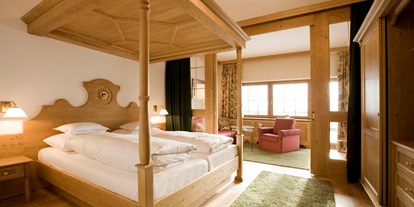 Hotels an der Piste - Ski-In Ski-Out - Ski Arlberg - Die Junior Suite im Landhaus.
Unser 4-Sterne Superior Hotel Landhaus ist nicht nur komfortabel, sondern auch optisch ein Genuss. Das im alpinen Stil eingerichtet Haus zeichnet sich aus durch wertvolle Hölzer, natürliche Farben und edle Textilien. Die Naturschönheit des Arlbergs spiegelt sich in der Inneneinrichtung wider. Und das in jedem einzelnen Raum.
Im Landhaus können Sie aus unterschiedlichen Kategorien wählen, vom klassischen Doppelzimmer bis zur geräumigen Junior Suite ist für jeden etwas dabei.  - Hotel Sonnenburg