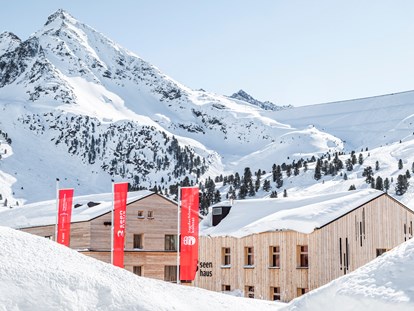 Hotels an der Piste - Skiverleih - Tiroler Oberland - 3-Seenhaus - Aussenansicht - Jagdschloss-Resort