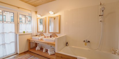 Hotels an der Piste - Preisniveau: moderat - Ramsau (Bad Goisern am Hallstättersee) - Badezimmer im Ferienhaus Grundlsee - Narzissendorf Zloam