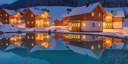 Hotels an der Piste - Kinder-/Übungshang - Ramsau (Bad Goisern am Hallstättersee) - Außenansicht Winter mit Teich - Narzissendorf Zloam