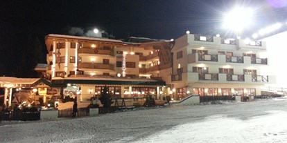 Hotels an der Piste - Skikurs direkt beim Hotel: für Erwachsene - Bramberg am Wildkogel - Flutlicht-Beleuchtung - Wellness- und Familienhotel Egger in TOP LAGE
