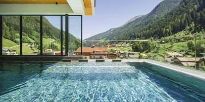 Hotels an der Piste - Preisniveau: gehoben - Serfaus - Poolaussicht Sommer - Active Nature Resort Das SeeMount