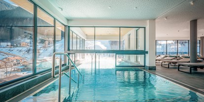 Hotels an der Piste - Pools: Infinity Pool - Österreich - Pooleinstieg Innen - Active Nature Resort Das SeeMount