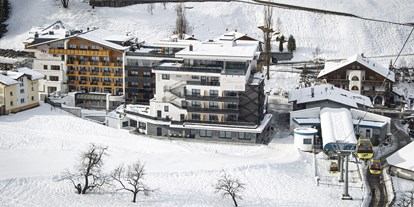 Hotels an der Piste - Skiraum: Skispinde - Galtür - Aussenansicht und Bahnnähe Winter - Active Nature Resort Das SeeMount
