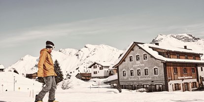 Hotels an der Piste - Skikurs direkt beim Hotel: für Erwachsene - Ski Arlberg - Wintersportmöglichkeiten so weit das Auge reicht - Hotel Goldener Berg