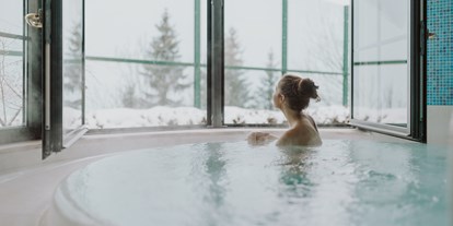 Hotels an der Piste - Skiraum: Skispinde - Filzmoos (Filzmoos) - Nach dem Skifahren rein in den Whirlpool - Hotel Berghof | St. Johann in Salzburg