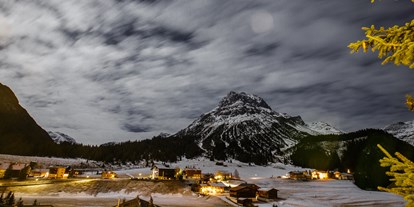 Hotels an der Piste - Skiservice: Skireparatur - Riezlern - Ein Blick über den Ort in die faszinierende Bergwelt Lechs - Hotel Plattenhof