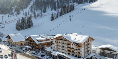 Hotels an der Piste - Skiraum: Skispinde - Hotelansicht außen - Hotel Salzburger Hof Zauchensee
