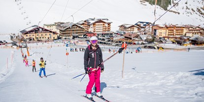 Hotels an der Piste - Skiservice: Skireparatur - Kinderlift mit Blick aufs Hotel - Hotel Salzburger Hof Zauchensee