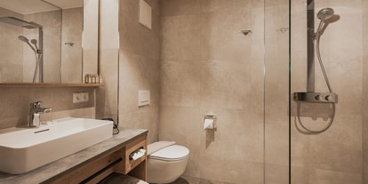 Hotels an der Piste - Parkplatz: kostenlos in Gehweite - Wagrain - Badezimmer im Doppelzimmer Superior - FIRSTpeak Zauchensee