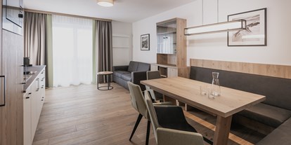 Hotels an der Piste - Preisniveau: gehoben - Katschberghöhe - Wohn- und Essbereich Appartement Suite - FIRSTpeak Zauchensee