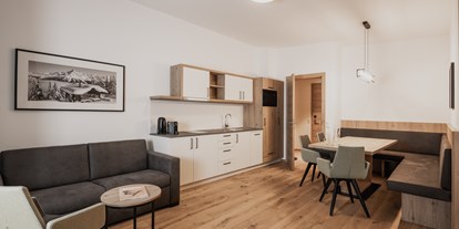 Hotels an der Piste - Preisniveau: gehoben - Katschberghöhe - Wohn- und Essbereich Junior Suite - FIRSTpeak Zauchensee