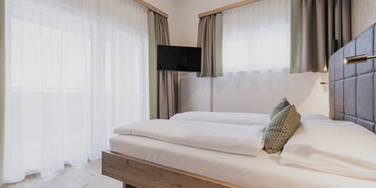 Hotels an der Piste - Parkplatz: kostenlos in Gehweite - Wagrain - Schlafzimmer Panorama Suite - FIRSTpeak Zauchensee